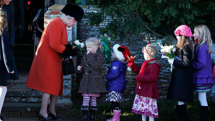 Im flottem Pelzhut nimmt Queen Elizabeth die guten Weihnachtswünsche ihrer jungen Untertanen entgegen.