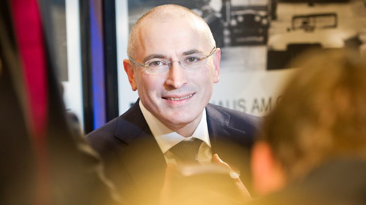 Zehn Jahre musste der Ex-Ölmilliardär und Kreml-Kritiker in russischer Haft verbringen. Unter internationalen Beobachtern gilt seine Verurteilung als politisch motiviert. 