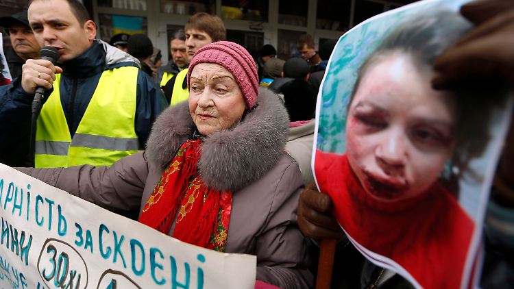 Demonstranten protestieren vor dem Innenministerium gegen die Attacke auf die Journalistin.