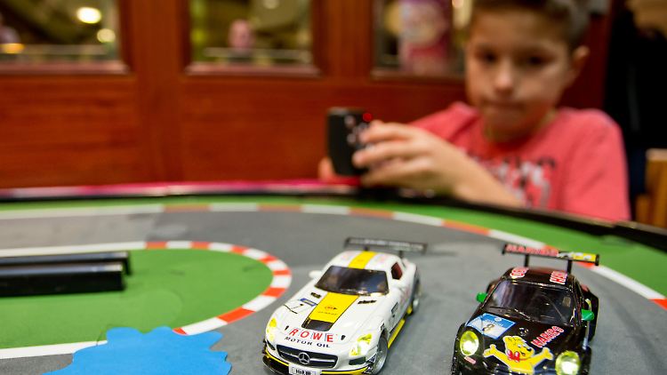 Die meisten Jungen mögen Autos - nicht wenige aber auch Puppen.