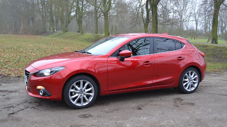 Flacher und dynamischer als die meisten seiner kompakten Konkurrenten präsentiert sich der neue Mazda 3.