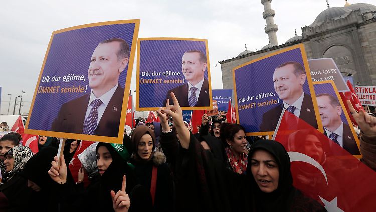Unterstützer von Premier Erdogan demonstrieren in Istanbul.