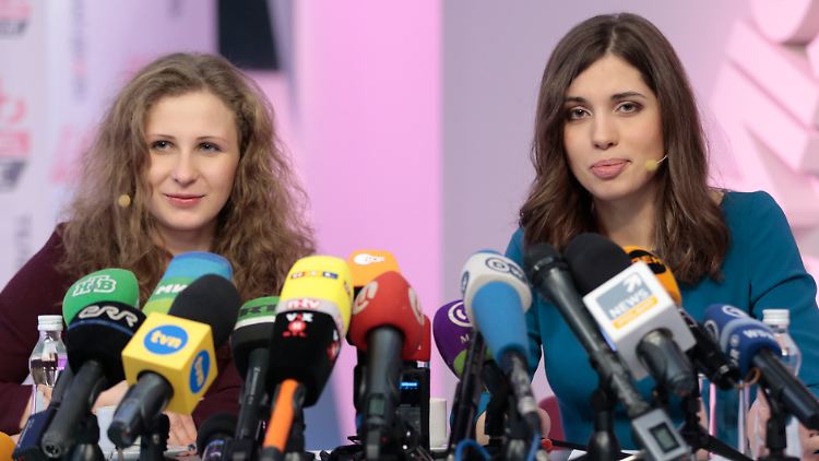 Wie üblich perfekt gestylt: die freigelassenen Pussy-Riot-Frauen Tolokonnikowa und Aljochina.
