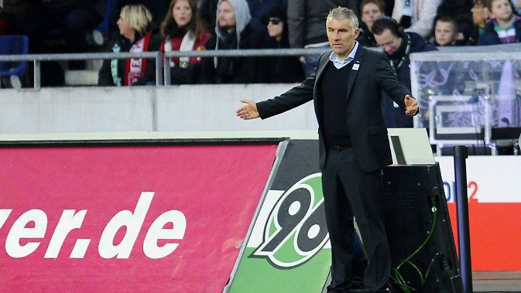 Viele Verletzungen, viel Pech, eine eklatante Auswärtsschwäche - nun wird die enttäuschende Hinrunde Trainer Mirko Slomka zum Verhängnis.