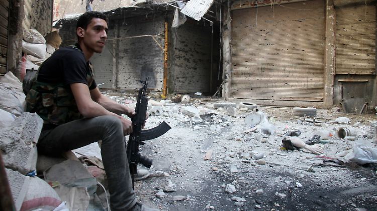 Kämpfer der Freien Syrischen Armee in einem weitgehend zerstörten Teil des palästinensischen Flüchtlingslagers Jarmuk in Damaskus.