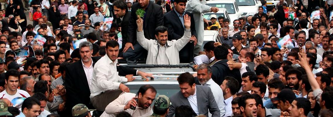 Der iranische Präsident bei seiner Ankunft in Hamedan.