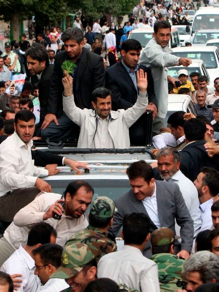 Der iranische Präsident bei seiner Ankunft in Hamedan.