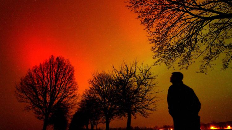 Polarlichter werden durch eine gigantische Wolke elektrisch geladener solarer Teilchen in der Erdatmosphäre erzeugt. Hier eine Aufnahme aus Brandenburg, aus dem Jahr 2003.