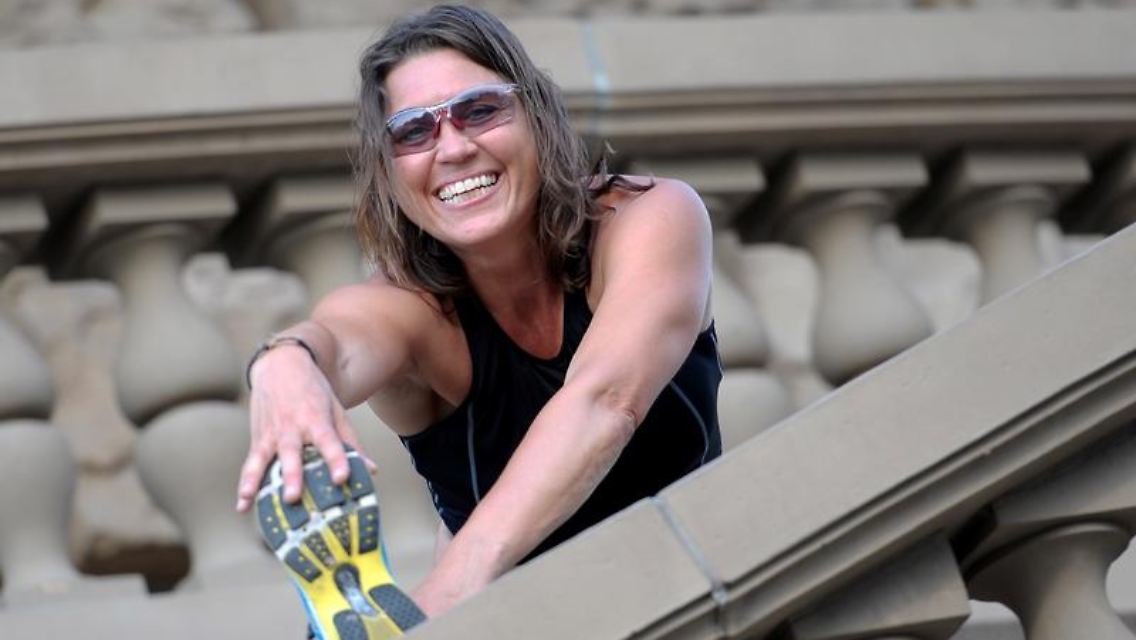 Danny Weber dehnt sich ...