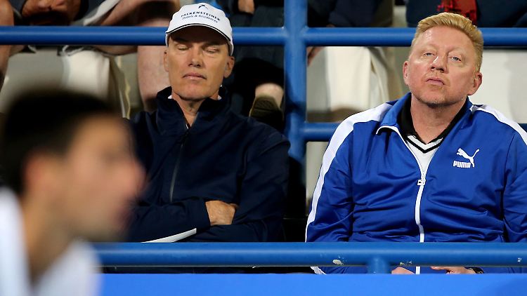 Trainer in Trainingsjacke: Boris Becker beobachtet Novak Djokovic.