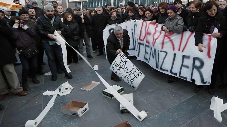 "Diebe sind überall" und "Nur eine Revolution kann diesen Dreck beseitigen" - mit solchen Sprüchen protestieren die Menschen am Samstag in Ankara.