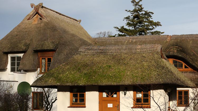 Aufgrund der leichten Entflammbarkeit der Reetdächer, herrscht auf Sylt und Amrum ein generelles Knallverbot.
