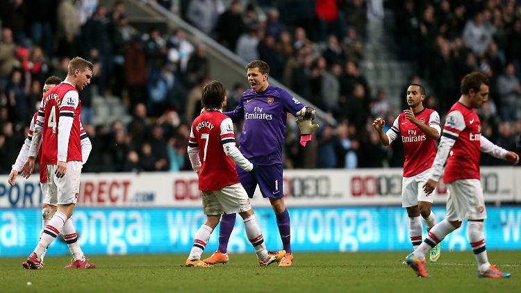 Zurückgenommener Jubel bei Per Mertesacker (links), der das Team von Arsenal als Kapitän anführte.