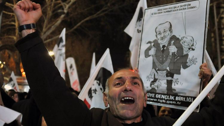 Viele türkische Bürger verlangen seit Tagen den Rücktritt der gesamten Regierung.