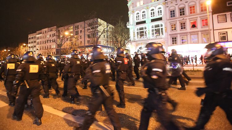 In der vorherigen Woche stoppte ein Großaufgebot der Hamburger Polizei einen Aufmarsch. 