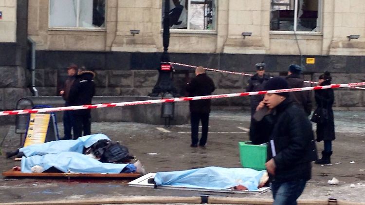 Das Attentat hinterlässt am Wolgograder Bahnhof viel Chaos und Leichen.