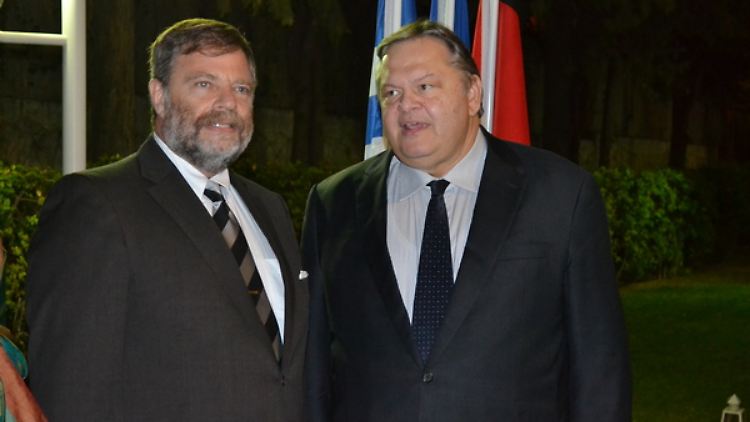 Botschafter Wolfgang Dold mit dem griechischen Außenminister Evangelos Venizelos.