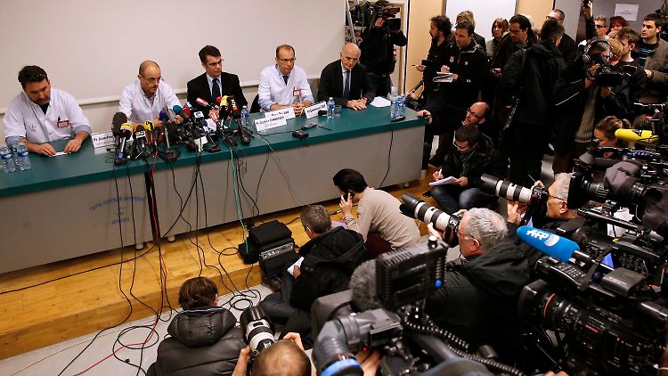 Das Medieninteresse ist enorm, als die Ärzte gegen 11 Uhr über den Zustand Schumachers Auskunft geben.