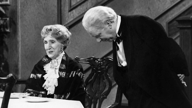 "Dinner for One": May Warden und Freddie Frinton spielen die Hauptrollen in dem Klassiker.