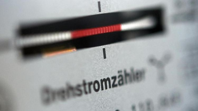 Über das Aussetzen der EEG-Umlage und die neuen Preise müssen Stromanbieter Haushalte nicht gesondert informieren.