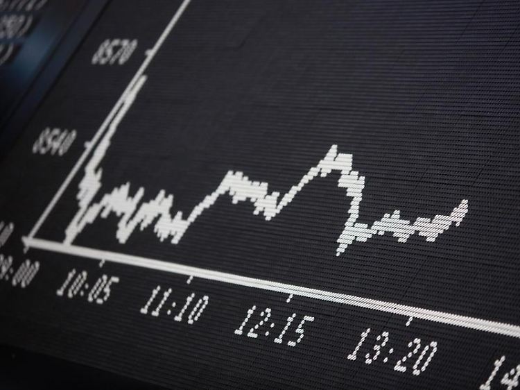 Steigen die Kurse weiter oder fallen sie? Anleger sollten ihr Geld gut verteilen. Dann trifft ein Kurssturz sie unter Umständen nicht so hart.