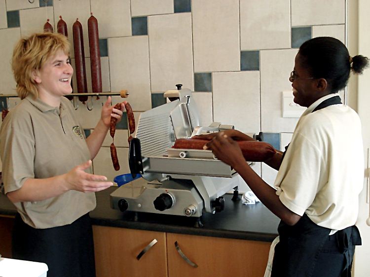 Metzgermeisterin Katja Düvel (l) und Verkäuferin Vallery Uises in der "Swakopmunder Fleischerei".