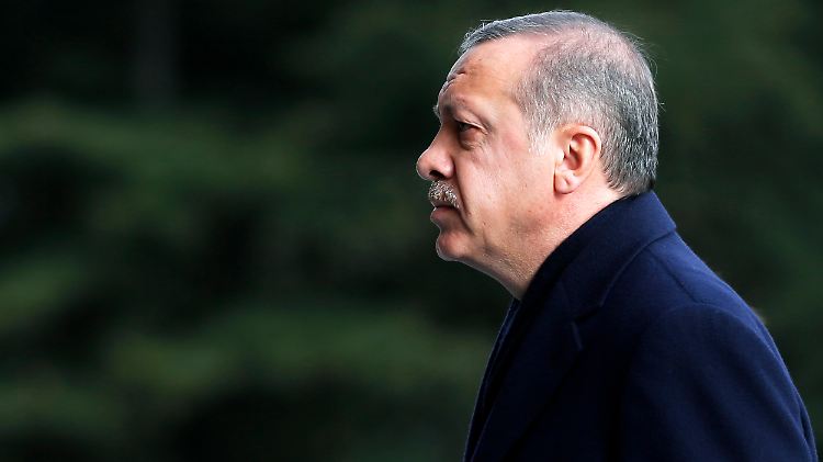 Die Spannungen zwischen Regierungschef Recep Tayyip Erdogan und der Justiz belasten die Landeswährung.