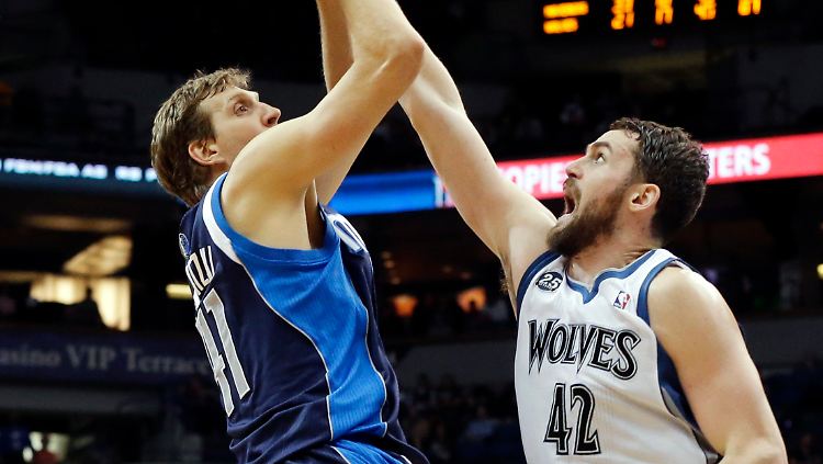 Geht doch: Dirk Nowitzki im Duell mit Kevin Love von den Minnesota Timberwolves.