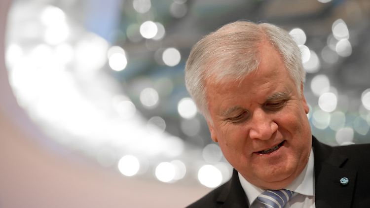 CSU-Chef Horst Seehofer, irritiert.