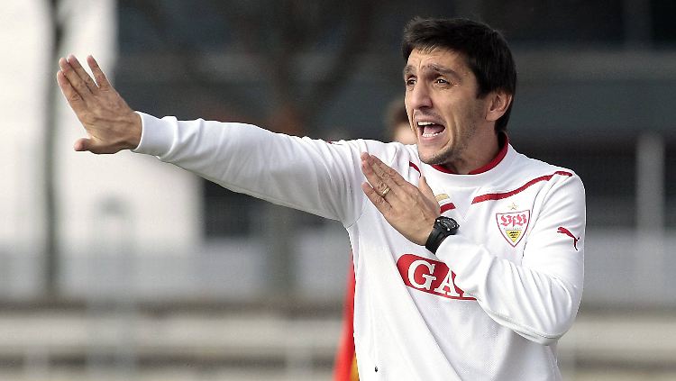 Die internationale Zeichensprache der Trainer hat er drauf: Tayfun Korkut.