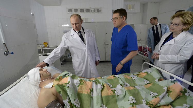 In einem Krankenhaus besuchte Putin Schwerverletzte Anschlagsopfer.