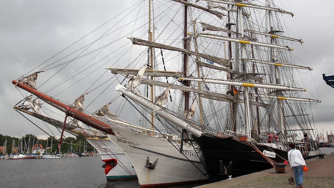 Im Stadthafen von Rostock liegen die ersten Traditionsschiffe, ...
