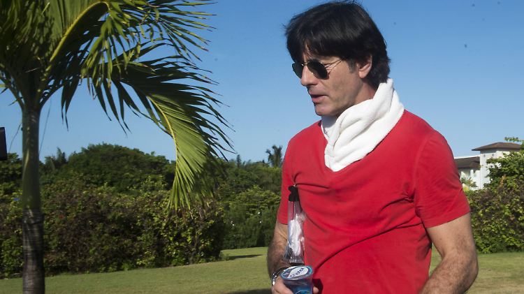 Vielleicht ist es in Brasilien gar nicht so warm, wie alle immer sagen: Joachim Löw mit Schal.