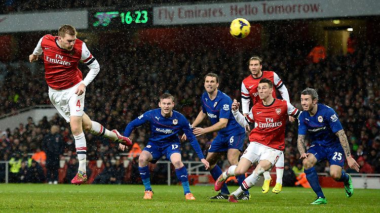 Sieg in letzter Minute: Der deutsche Nationalspieler Per Mertesacker bleibt mit dem FC Arsenal auf Platz eins der englischen Premier League.