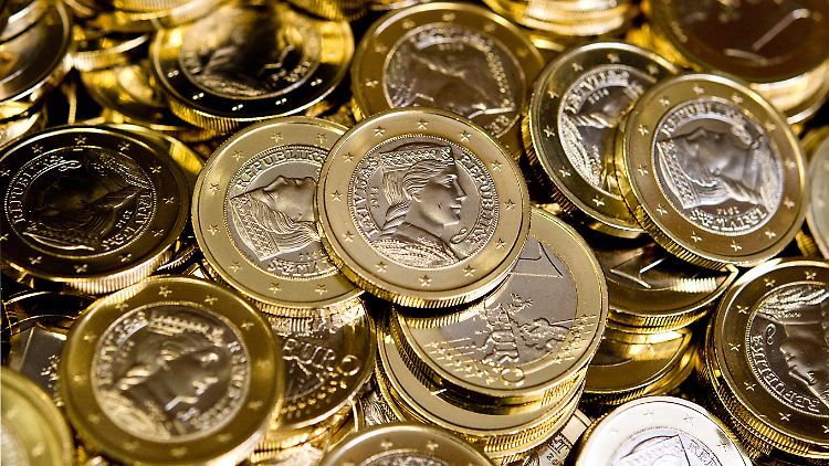 Prägefrisch schimmern die neuen lettischen Zwei-Euro-Münzen.
