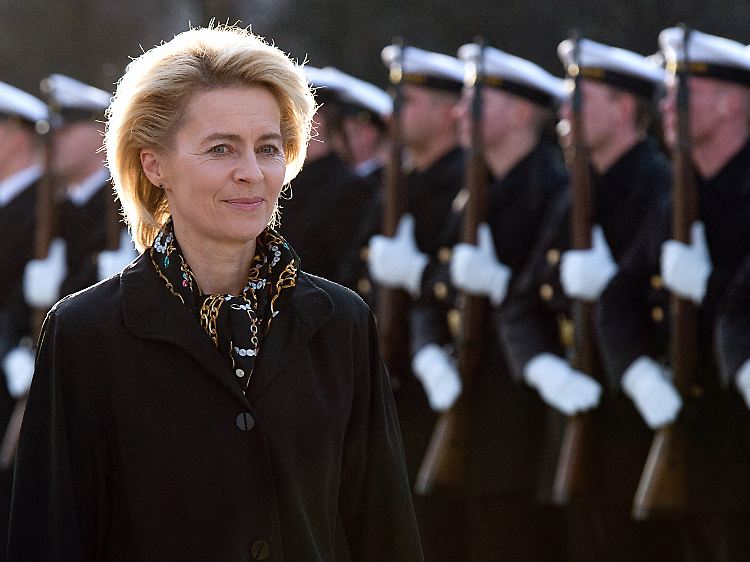 Bendler-Block, kurz vor Weihnachten: Mit militärischen Ehren begrüßt die Bundeswehr die neue Bundesverteidigungsministerin, Ursula von der Leyen.