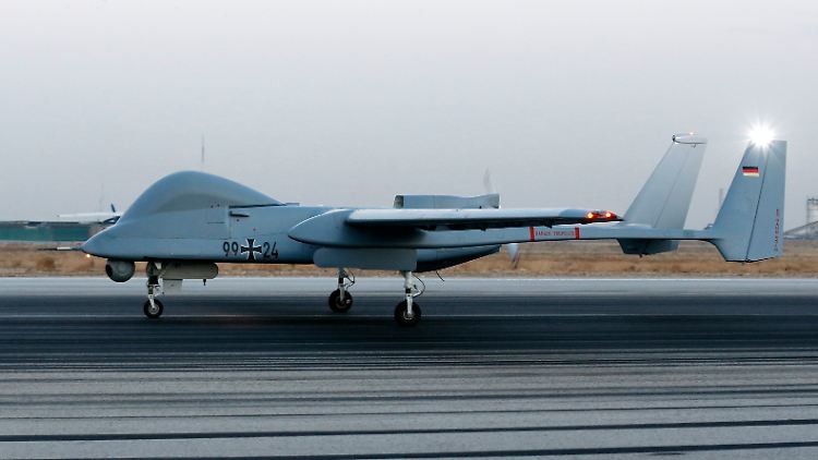 Technisch kein großer Schritt: Das ist eine "Heron 1", eine unbewaffnete Drohne israelischer Bauart, mit der die Bundeswehr in Afghanistan Aufklärungseinsätze fliegt.