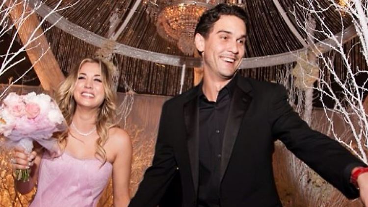 Kaley Cuoco trug ein rosafarbenes Hochzeitskleid der Designerin Vera Wang.