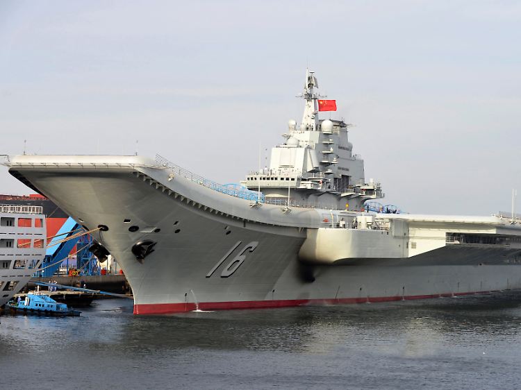 Der ganze Stolz der chinesischen Flotte: Am Bug der Liaoning biegt sich das Flugdeck charakteristisch nach oben. Die "Sky-Jump"-Bauweise gilt als veraltet, dafür kommt der Träger ohne Katapulte aus.