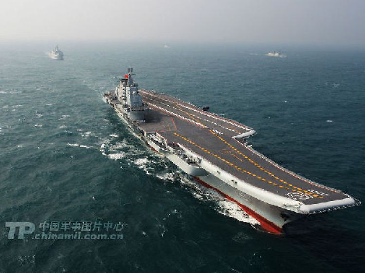 Und so sehen chinesische Staatsmedien das derzeit größte Großkampfschiff der PLA: Die Liaoning auf großer Fahrt.