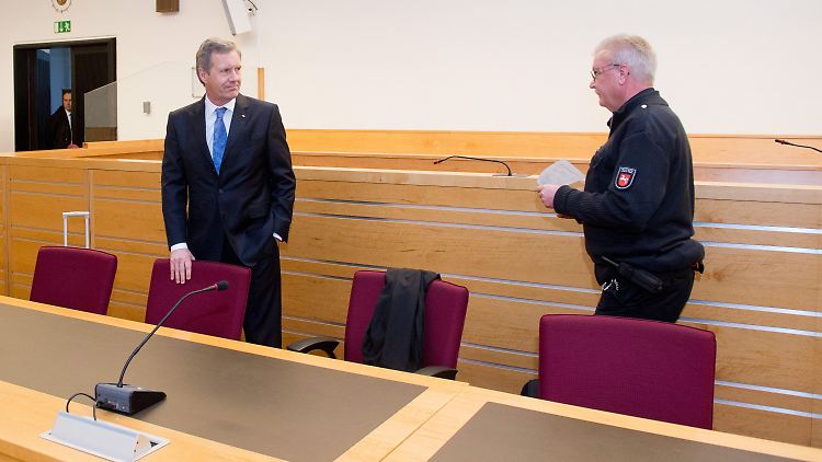 Christian Wulff und ein Justiz-Beamter beim Prozess in Hannover.