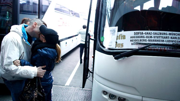 Am Busbahnhof in Sofia verabschieden sich zwei Verliebte voneinander.
