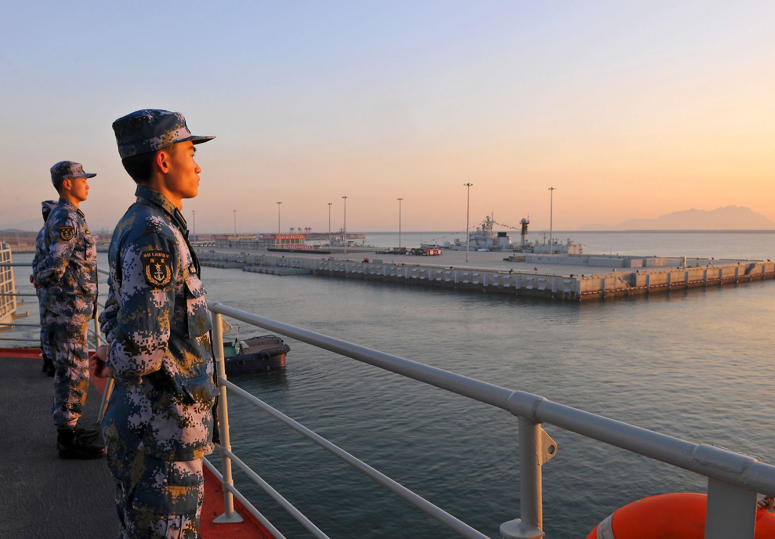 Die Zeiten haben sich geändert: Mit wachsender ökonomischer Stärke wirft die aufstrebende Wirtschaftsmacht China begehrliche Blicke in Richtung Pazifik. Die Machtbalance beginnt sich zu verschieben.