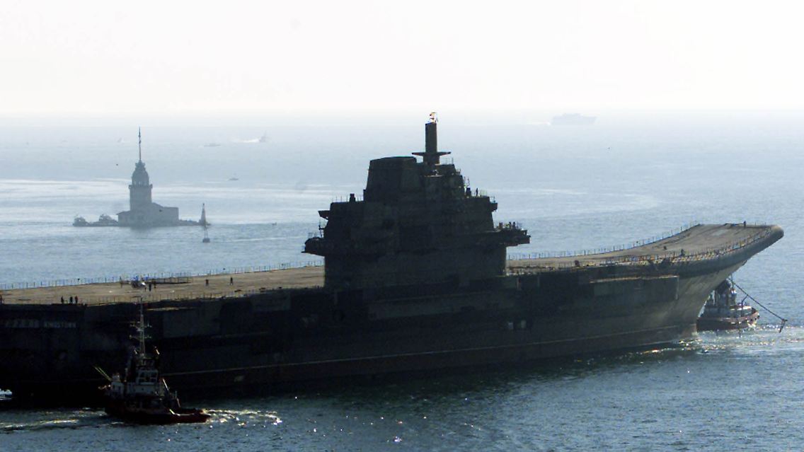Das stolze Schiff basiert im Kern auf einem Rohbau aus Sowjetzeiten, der alten "Warjag", die der Ukraine zusammen mit der kompletten Schwarzmeer-Werft der "Roten Flotte" zugefallen war.