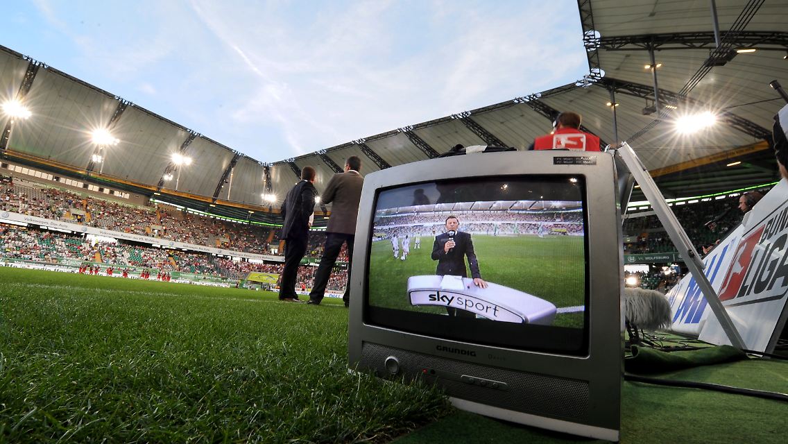 Am Tropf vom Fernsehtopf: Sky zahlt der Fußball-Bundesliga pro Saison 240 Millionen Euro.