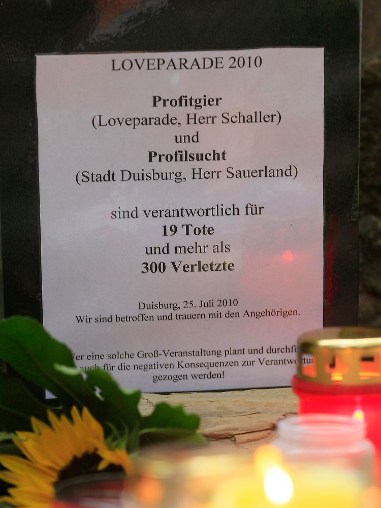 Viele sehen in dem "Hauptsponsor" gleichzeitig den Veranstalter der Loveparade 2010.
