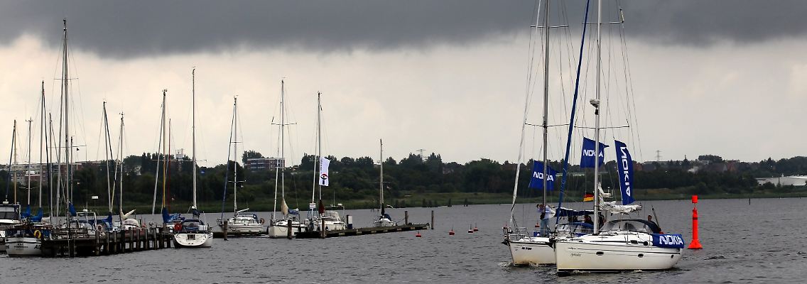 Dunkle Wolken über der Warnow in Rostock: Der Sommer hat bis auf weiteres eine Pause eingelegt.