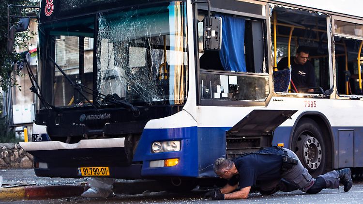 Nach der Explosion der Bombe nahmen Sprengstoffexperten die Ermittlungen auf. Die Passagiere hatten den Bus rechtzeitig verlassen.