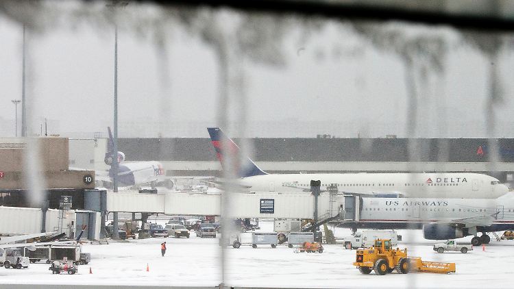 In Boston, wo zig Flugzeuge am Boden bleiben, werden bis Freitag 45 Zentimeter Neuschnee erwartet.