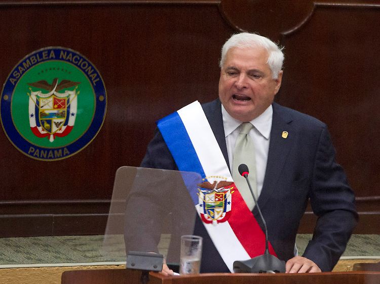 Stilecht mit Schärpe: Im Parlament von Panama kündigt Präsident Martinelli eine Lösungssuche auf höchster Ebene an.
